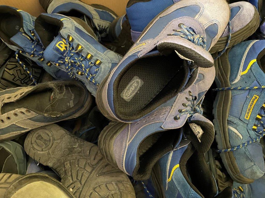 POSTE ITALIANE: LE SCARPE DEI PORTALETTERE ROMANI DIVENTANO TAPPETI ANTITRAUMA PER LE AREE GIOCHI DEGLI ASILI