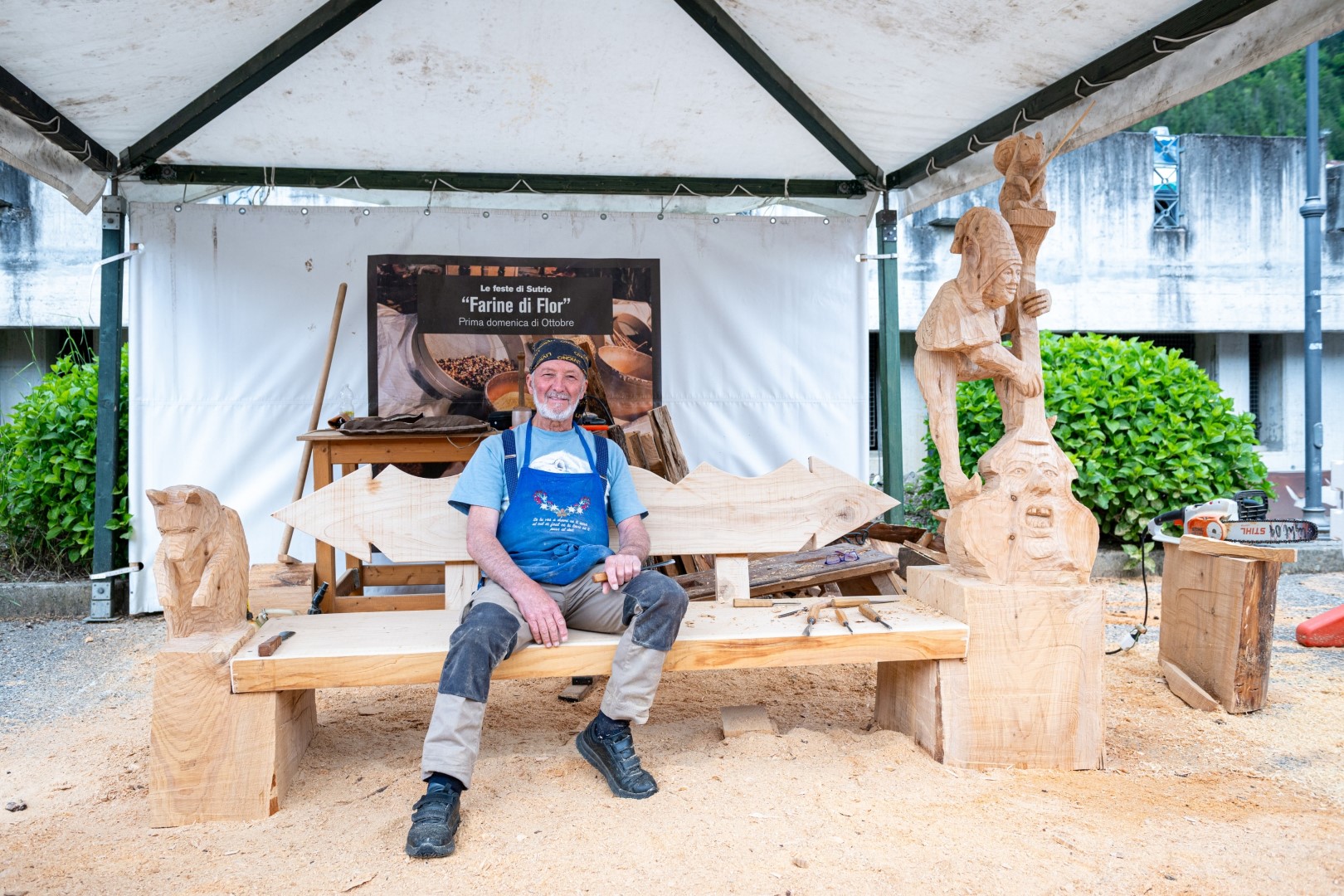 Il progetto Sutrio Paese Presepe prosegue con 4 nuove opere realizzate in loco dagli scultori ospiti della Residenza Artistica