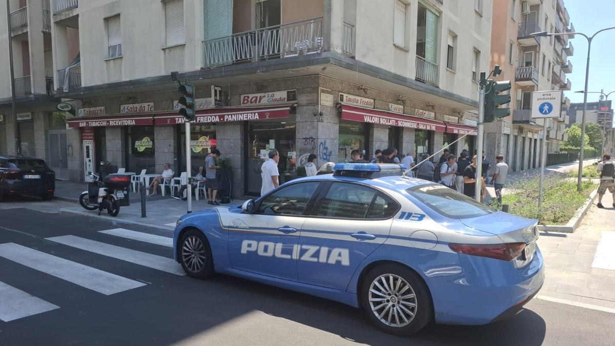 L’incappucciato sbucato al bar, il braccio stretto intorno al collo e le coltellate: “Credi in te stesso”, i bigliettini motivazionali nelle tasche