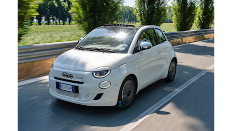 Fiat 500C ibrida, il fascino del cielo aperto ma con qualche limite sotto il cofano