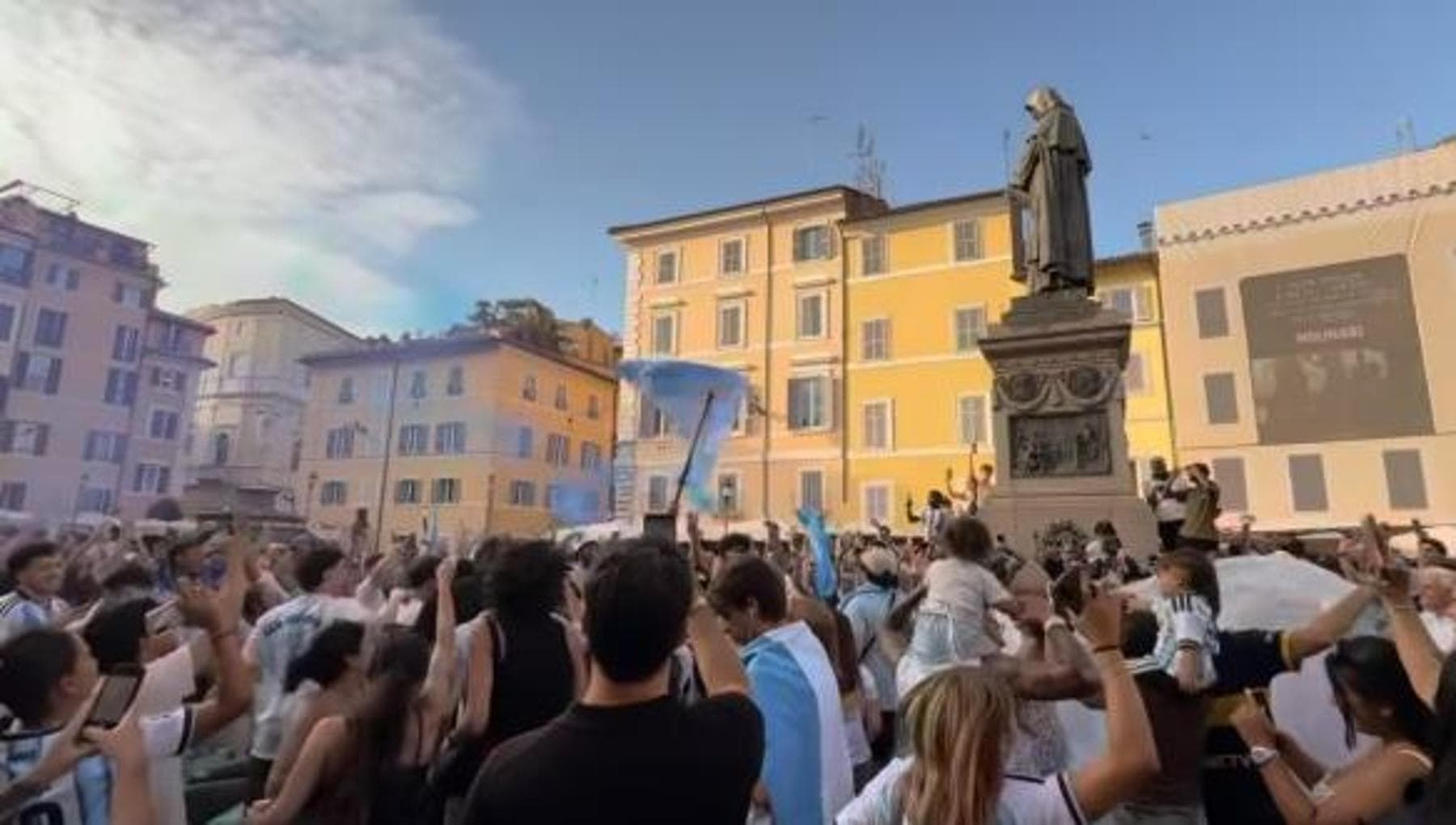 Mondiale, Argentina-Spagna: Merino si scopre tifoso Lautaro e l'Italia del tifo si divide tra social e raduni