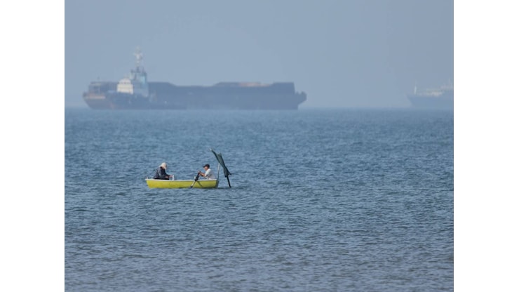 Il Golfo si infiamma: tornano missili e droni su pozzi e petroliere. Emirati, Oman, Bahrein nel mirino dei pasdaran - il Giornale
