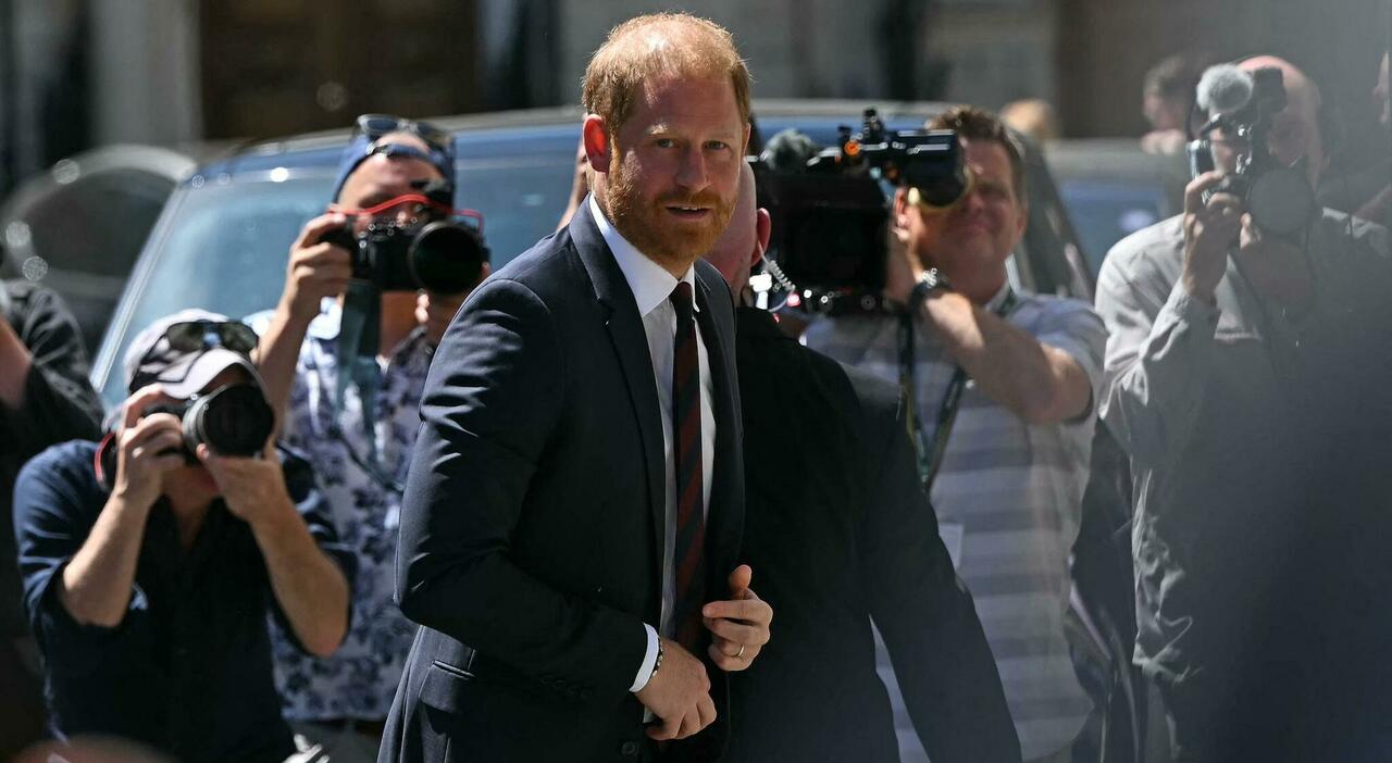 Harry oggi a Londra senza Meghan e i figli, Re Carlo spazientito per cambi idea su alloggio. E il principe perde anche la causa con il Daily Mail