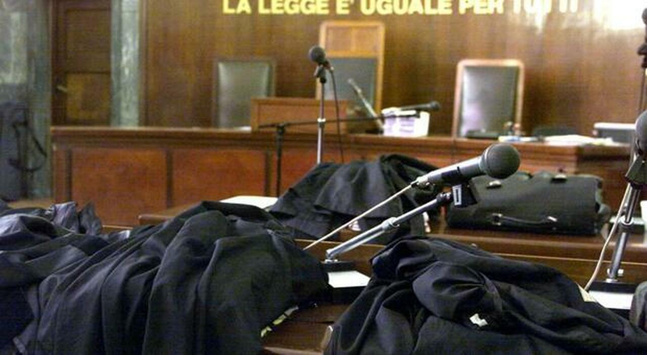 Napoli, l’affare delle false lauree in vent’anni 459 dottori: «Ma l’ateneo non c’era»
