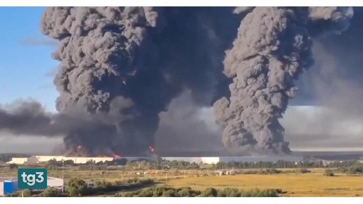 Pioggia di droni ucraini nella regione di Mosca: colpita l'Amazon russa, 8 morti e decine di feriti - RaiNews