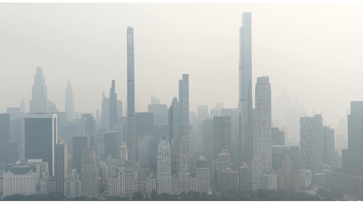 Il fumo degli incendi boschivi provenienti dal Canada avvolge lo skyline di New York - Il Messaggero