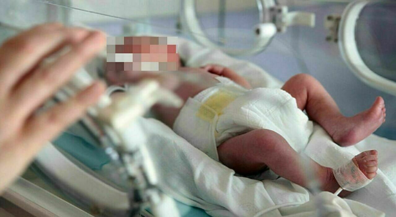 Bimbo di 10 mesi morto dopo la caduta dal letto: la madre aveva cercato di proteggerlo con dei cuscini