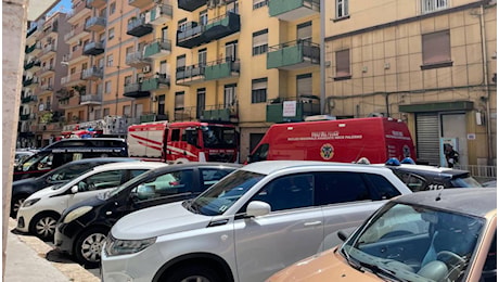Omicidio a Palermo in via Sampolo, uomo ucciso a coltellate dopo una lite: barricato in casa con il gas