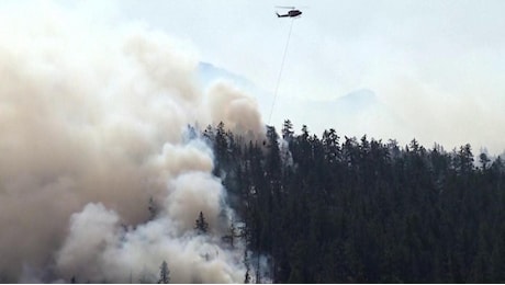 Canada, il paese nella morsa degli incendi. Elicotteri in azioni per spegnere le fiamme