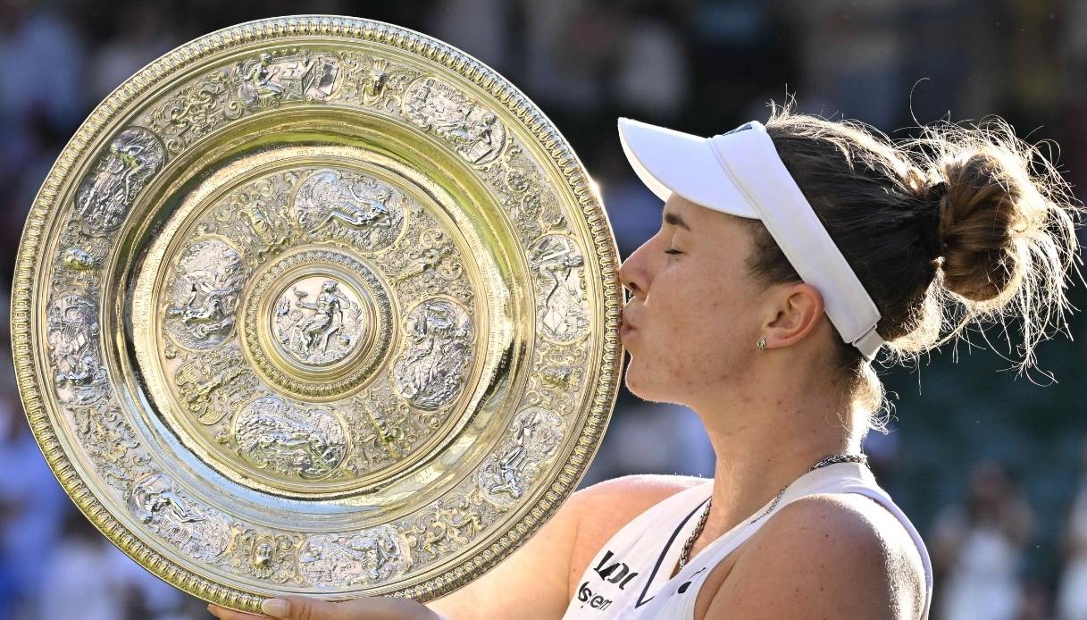 Noskova trionfa a Wimbledon, la vittoria in lacrime dedicata alla mamma scomparsa un anno fa