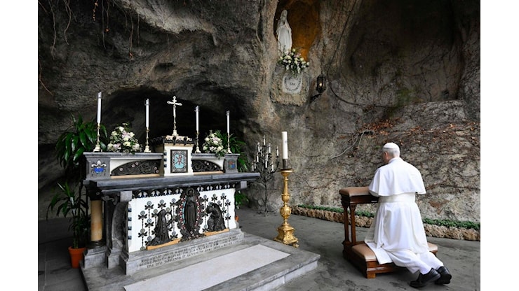 Il Papa prega il Rosario per la pace insieme ai santuari del mondo - Vatican News