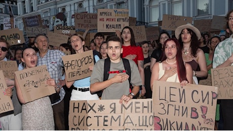 Zelensky valuta il siluramento del generale Syrskyi, nuove proteste a Kiev per il rimpasto di governo