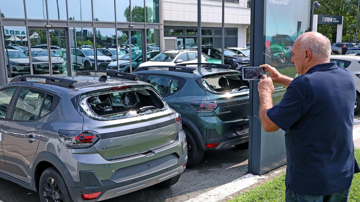 La grandine flagella città e frazioni. Colpite auto, abitazioni e aziende