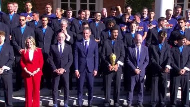 Sanchez riceve Nazionale spagnola a Palazzo della Moncloa, la foto di gruppo con la Coppa del Mondo
