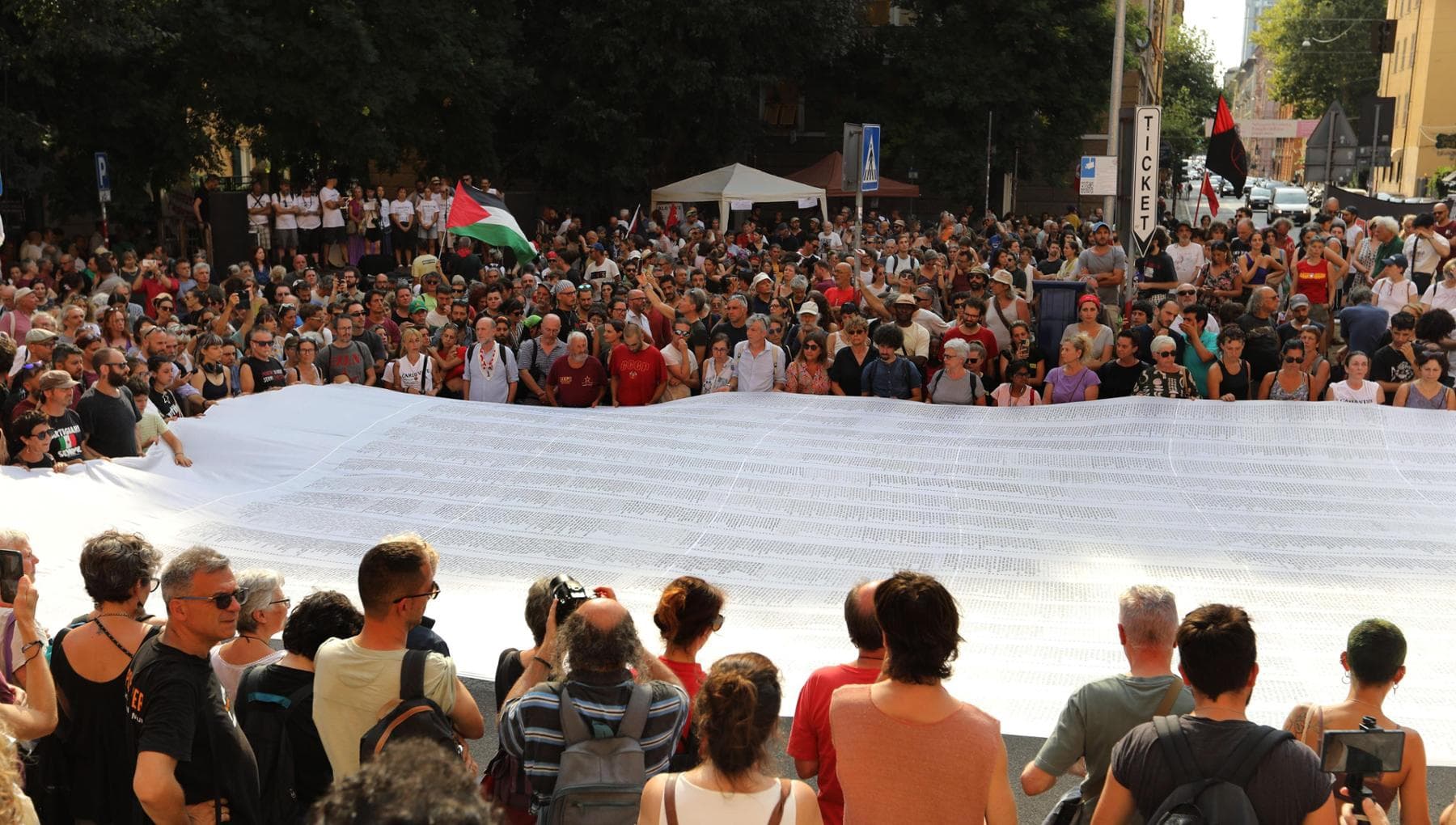 G8, in piazza Alimonda per Carlo Giuliani, anche il sudario con i nomi dei bimbi morti a Gaza