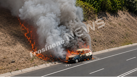 Auto in fiamme in A1, momenti di paura e traffico in tilt
