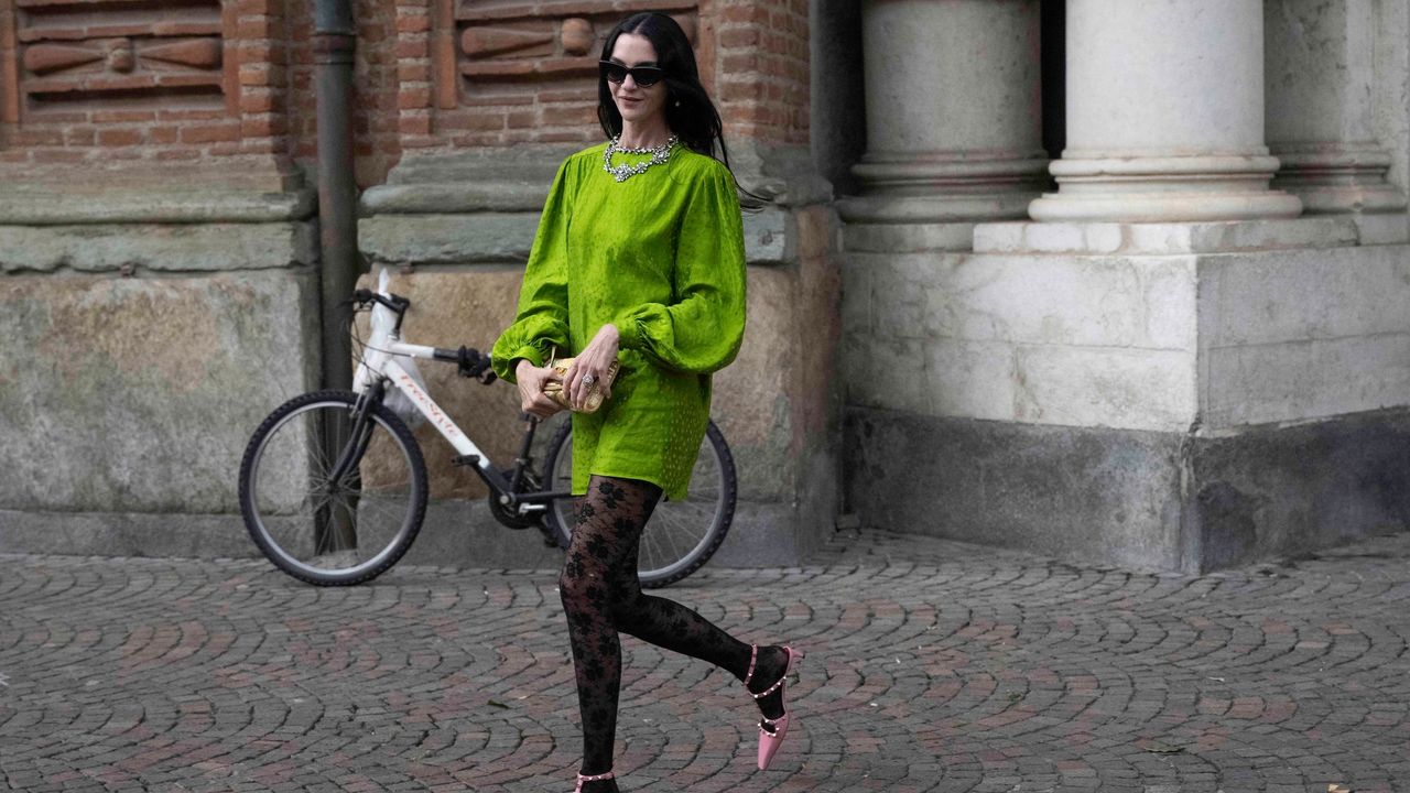 Mariacarla Boscono in mini dress verde acido, collant neri e scarpe rosa riscrive le regole del look perfetto da invitata a nozze (quelle della sua amica Herzigova)