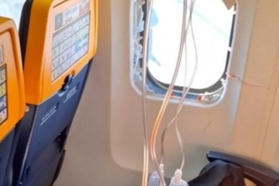 Parla l'uomo quasi risucchiato dal finestrino dell'aereo: «Sono svenuto, quando mi sono ripreso ero pieno di sangue»