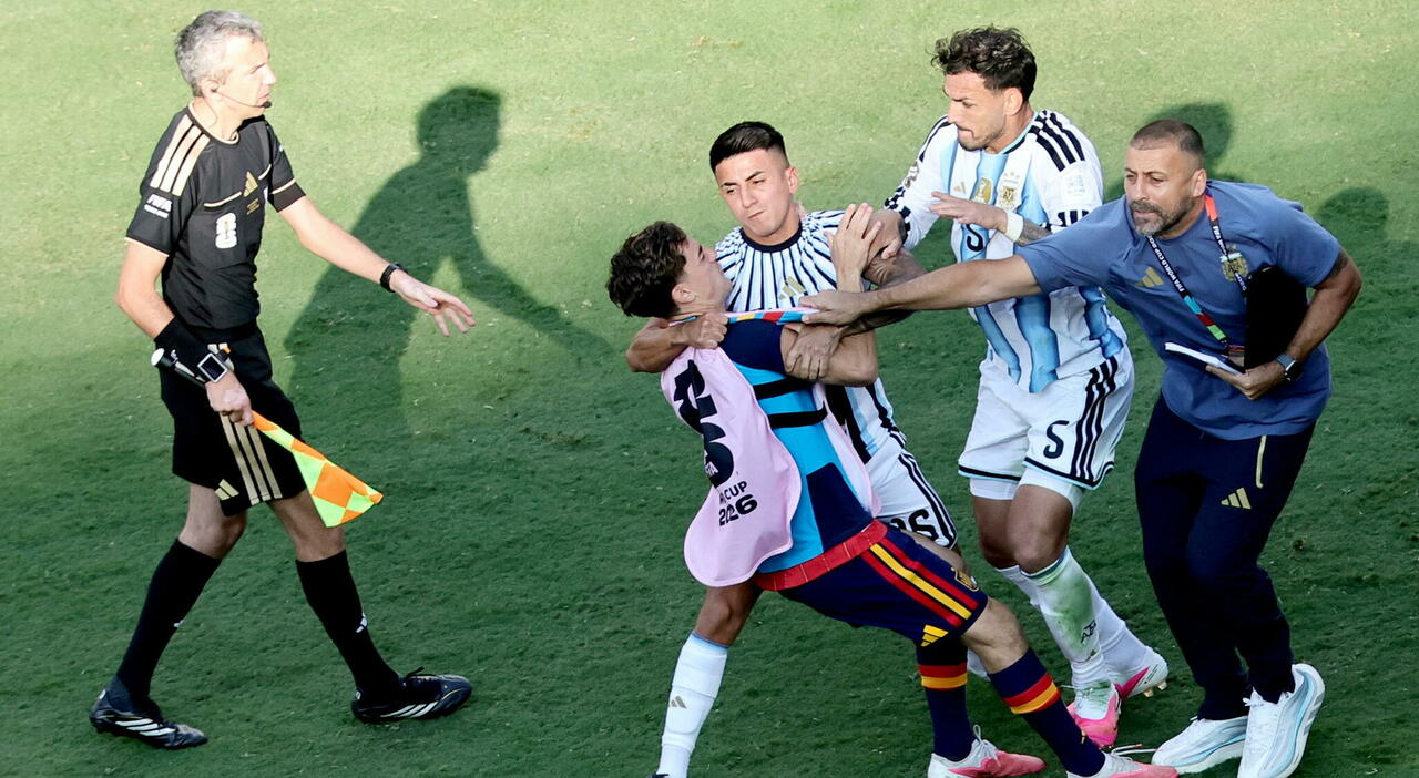 Spagna-Argentina, maxi rissa nel finale: follia di Paredes, pugni e spintoni a Eric Garcia e Gavi