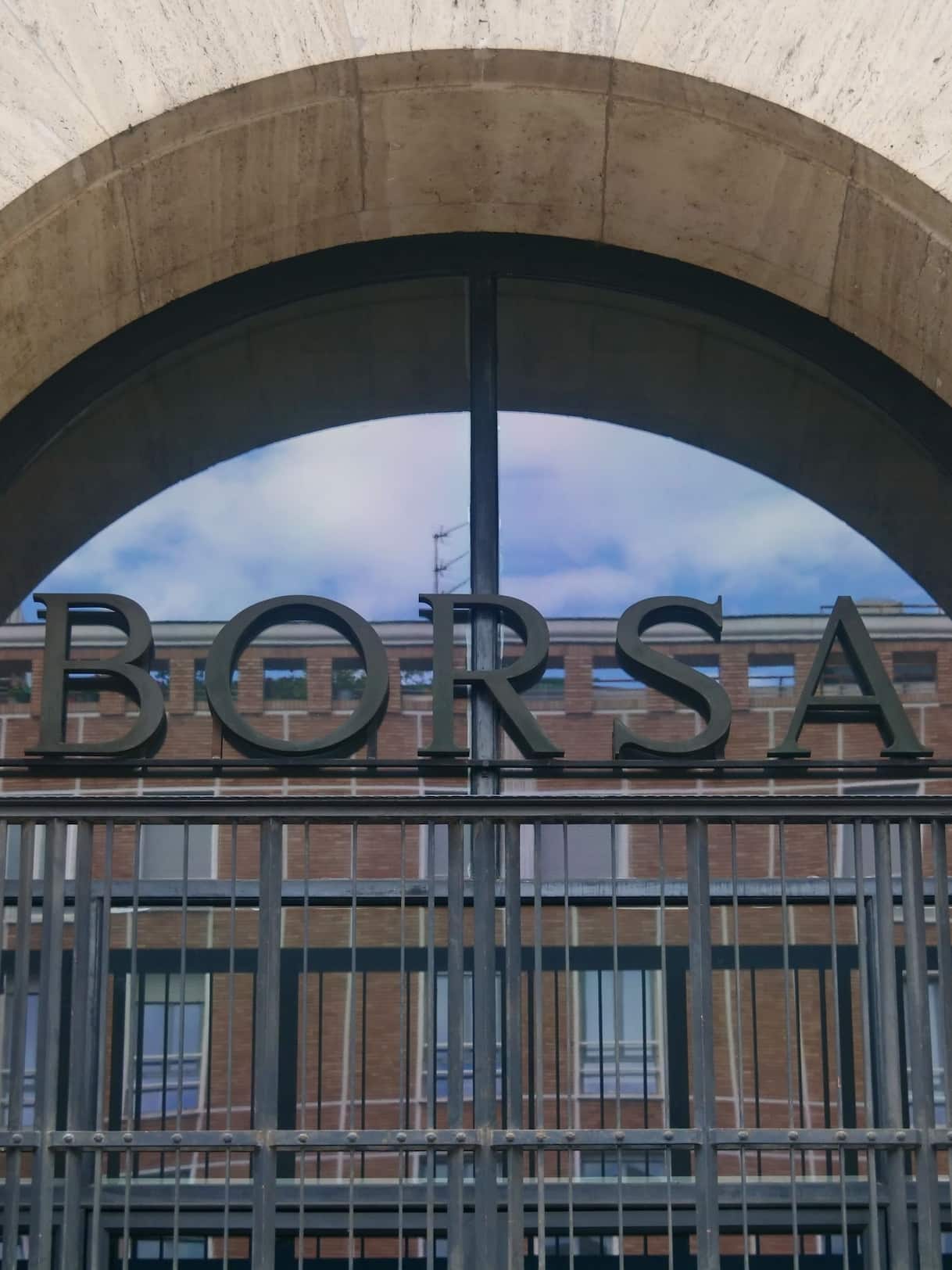 Borse oggi 13 luglio, Piazza Affari ed Europa in calo: prezzo petrolio in rialzo
