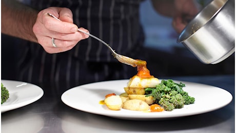 Quanto si guadagna in un ristorante, stipendio mediano a 1.700 euro ma il divario tra Nord e Sud è netto