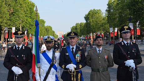 Il Colonnello casalese Concari nel gruppo della bandiera italiana al 14 luglio di Parigi