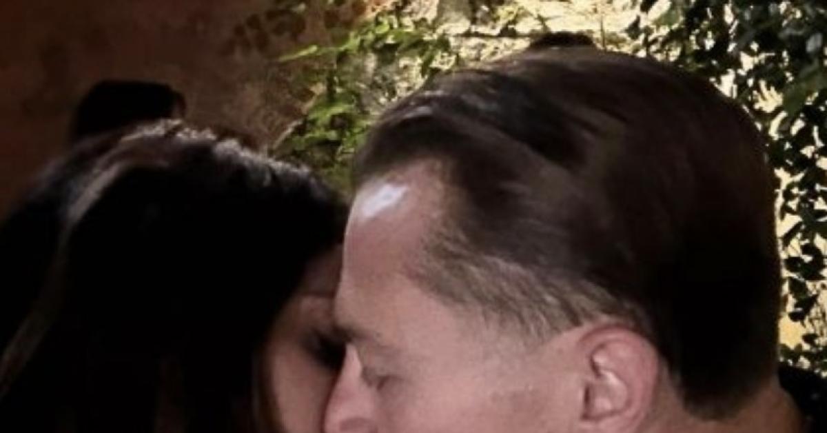 Belen Rodriguez con Gaetano Fidanzati a Corfù: la foto del bacio e la battuta sulla differenza d’età: Sembro più giovane io