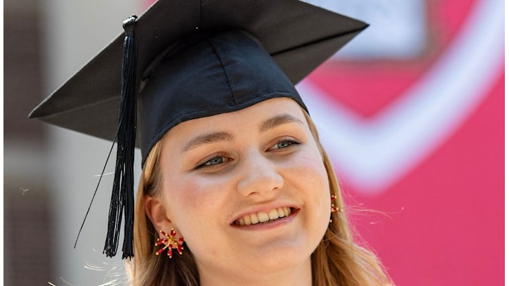 Elisabetta del Belgio si laurea e parla dell’esclusivo gruppo WhatsApp delle prossime Regine d’Europa - DiLei
