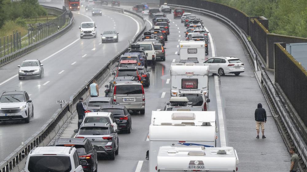 San Gottardo, code fino a 16 chilometri: traffico intenso verso sud