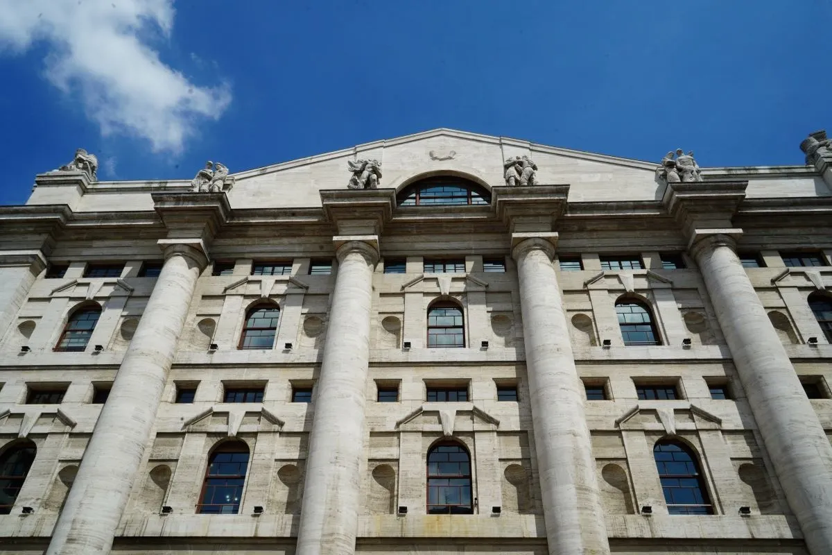 Borse oggi in diretta | Borse europee deboli, Milano chiude in lieve calo (-0,1%) a 51.604 punti. Giù Saipem, sprint di Nexi