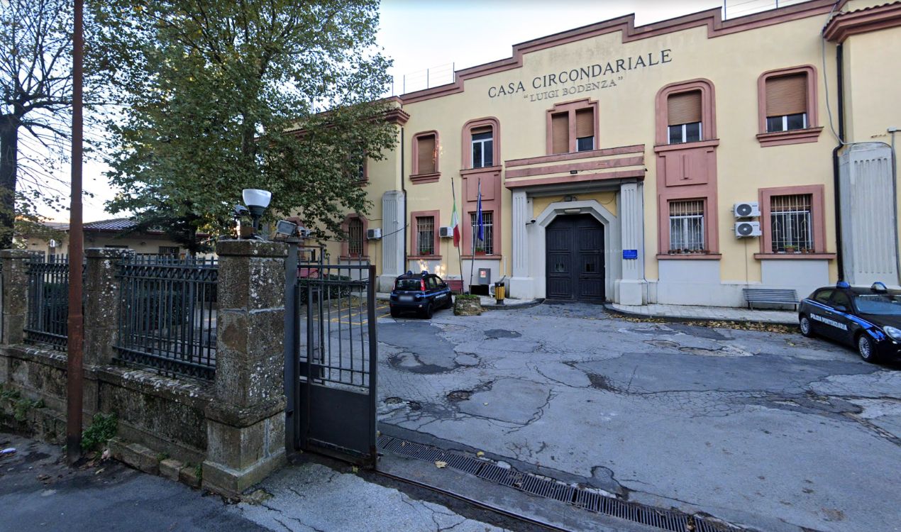 Scoppia la rivolta al carcere di Enna, detenuti spaccano le telecamere: cosa sta succedendo