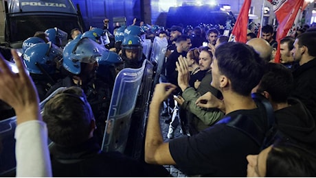 Napoli, corteo contro il carovita: tensione con la polizia al Comune