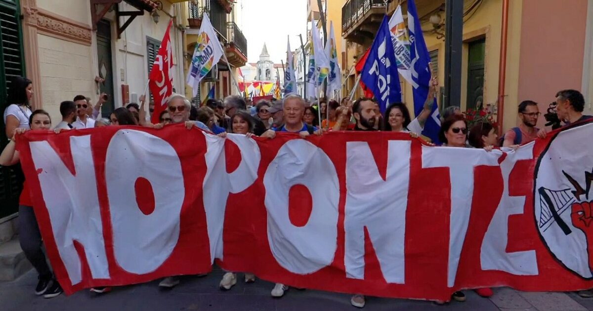 Comitati in piazza e raccolta firme dopo l'inchiesta sul Ponte sullo Stretto