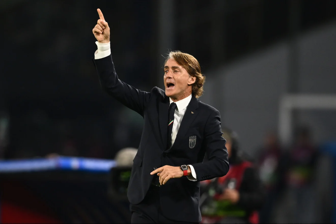 Mancini o Pirlo? La panchina azzurra spacca i giornali