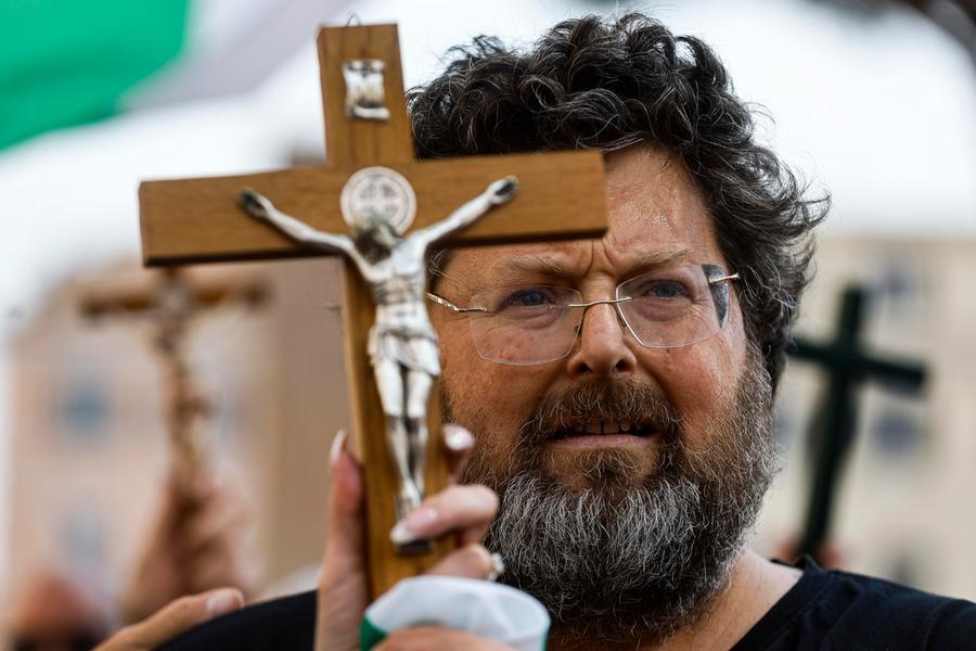 Mario Adinolfi, quando il cattolico è a corrente alternata