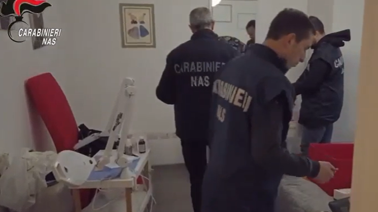 Brescia, operato sul tavolo da cucina: neonato ferito in una circoncisione clandestina. Denunciato un cardiologo
