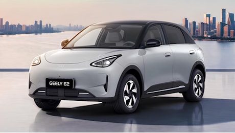 Geely E2 debutta in Italia, ecco quanto costa l'auto più venduta in Cina.