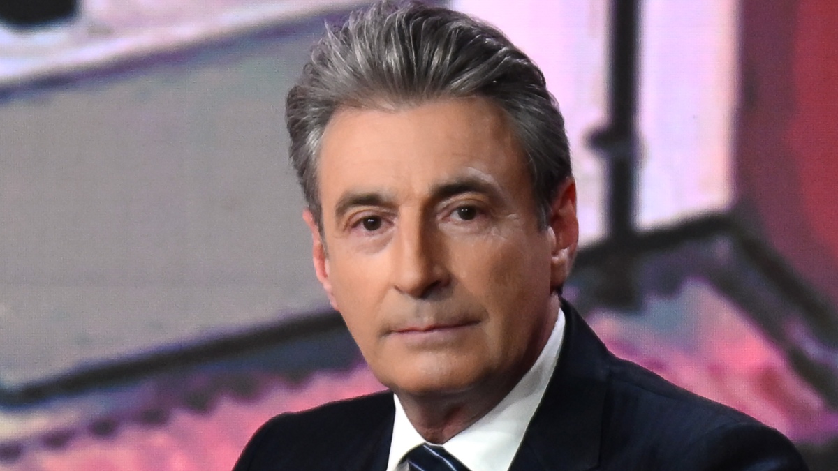Milo Infante, polemica senza fine. L’ad Giampaolo Rossi critica il passaggio a Mediaset: “Ore 11 fa un po’ ridere”