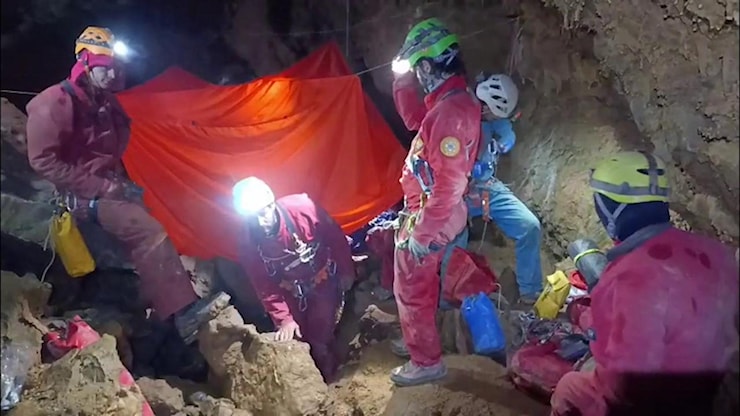 Così è stato salvato lo speleologo bloccato, le immagini dentro la grotta dei Cinghiali Volanti - La Stampa