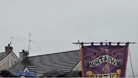 Irlanda del Nord, la marcia degli orangisti bloccata a Portadown dopo 28 anni