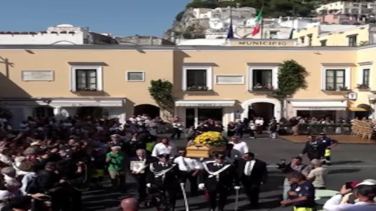 Addio a Peppino di Capri, il funerale sull'isola amata tra le note de 'Il sognatore'