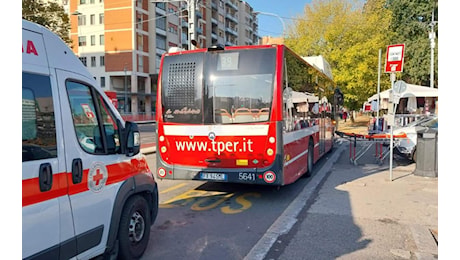 Partorisce sul bus 39 a Bologna, a pochi metri dalla Neonatologia