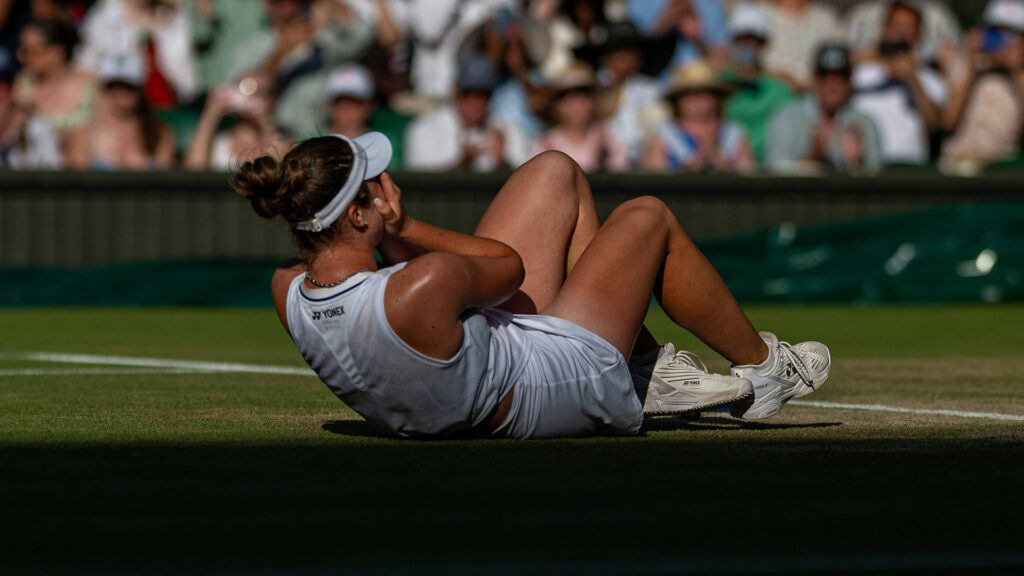 Linda Nosková incoronata campionessa di Wimbledon dopo aver battuto Muchová nella finale tutta ceca