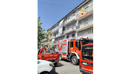 Violenta esplosione in appartamento a San Giovanni in Fiore: Vigili del Fuoco in azione, verifiche in corso sull’agibilità degli altri alloggi