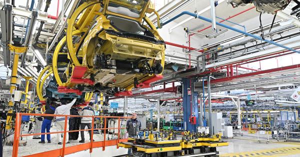 Istat, produzione industriale -0,3% a maggio, ma su anno +1,1%