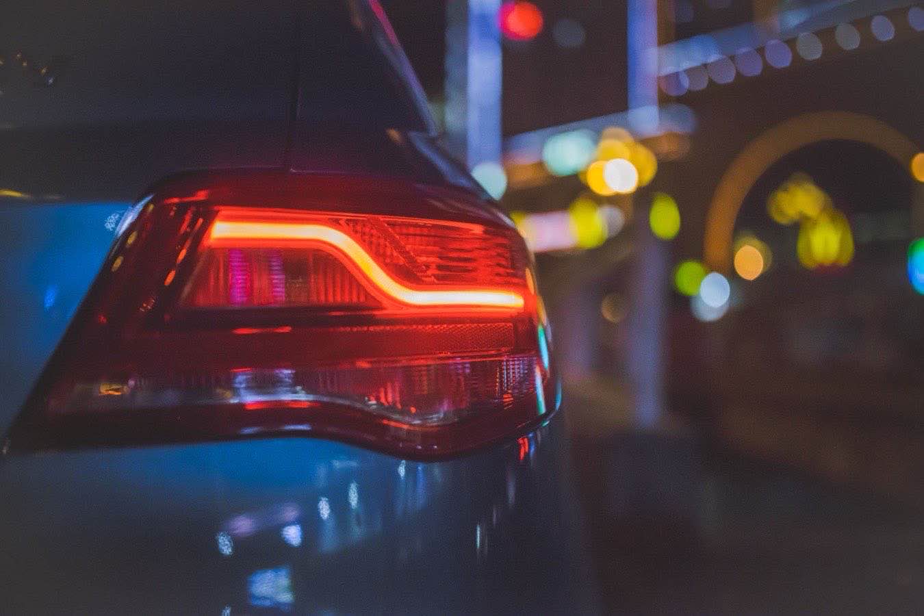 Dal 7 luglio gli stop lampeggianti diventano obbligatori: come funzionano e cosa cambia per chi compra un'auto nuova
