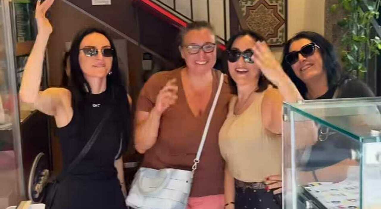 Napoli, Arisa da Sorbillo canta con clienti e dipendenti “La Costiera Amalfitana”