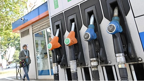 Mimit, benzina self scende a 2,040 euro e il gasolio risale a 2,261 dopo lo stop alle accise