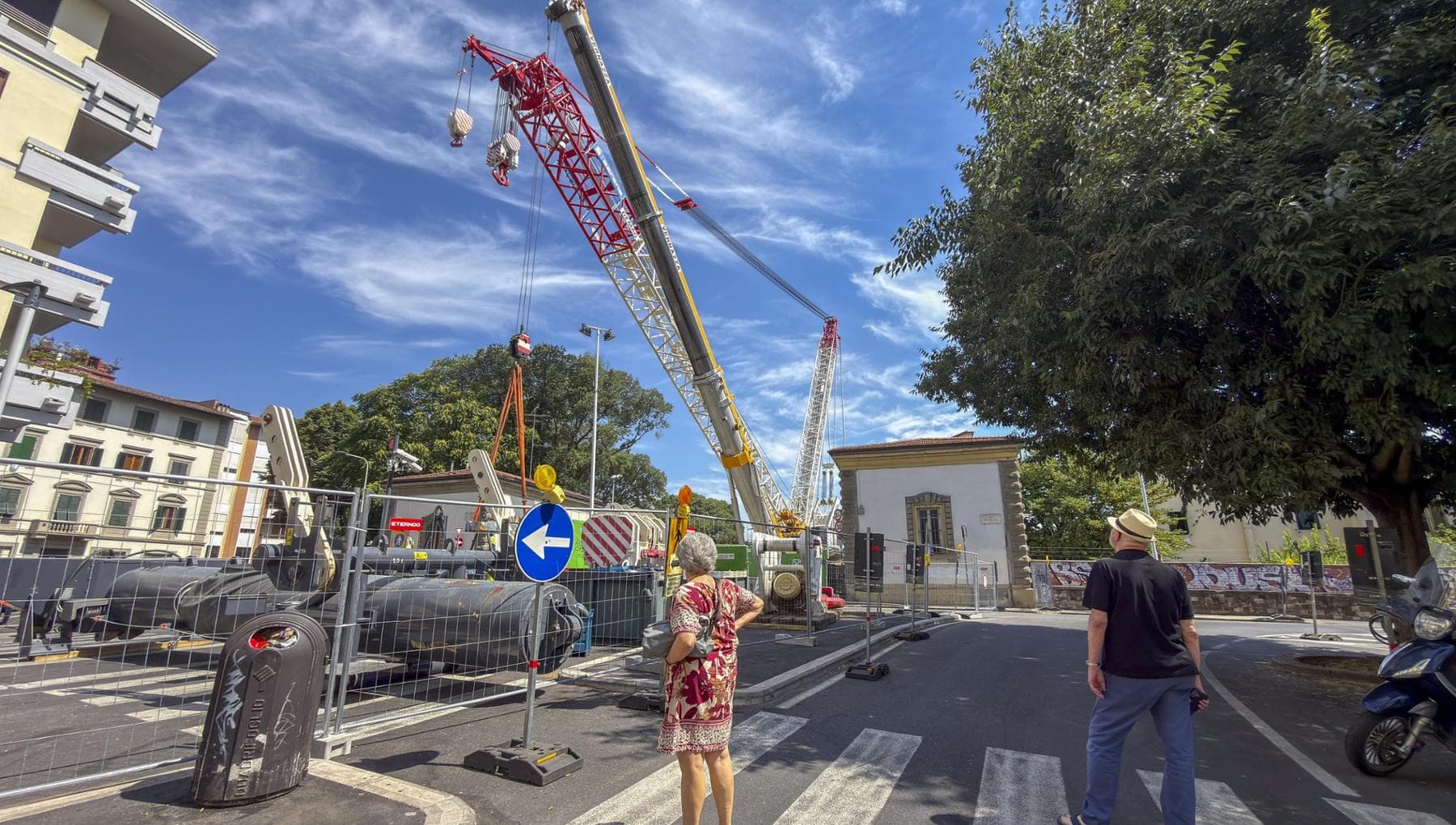 Maxi gru pronta al Ponte al Pino, lunedì rivoluzione bus e viabilità