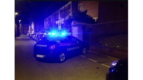 COLTELLATE A CENA / MARTEDÌ COMPIRÀ 22 ANNI MA LOTTA TRA LA VITA E LA MORTE IL RAGAZZO FERITO DALLA ZIA